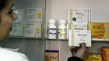 Une pharmacienne montrant des médicaments utilisés pour combattre la dépression