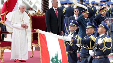 Le Pape Benoît XVI aux côtés du Président libanais Michel Sleiman lors d'une cérémonie à l'aéroport de Beyrouth le 14 septembre 2012