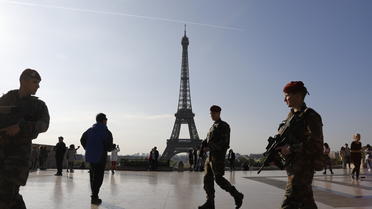 Des soldats de l’Opération Sentinelle devant la Tour Eiffel