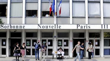 Des étudiants quittent l'université Paris III (Censier-Sorbonne Nouvelle), le 25 mai 2009 à Paris