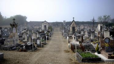 Le cimetière de Noyers-sur-Serein, au sud de Paris.