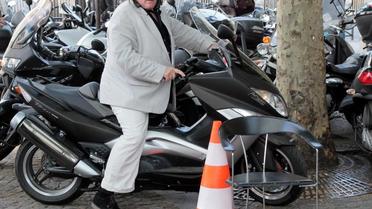 Gérard Depardieu sur son scooter