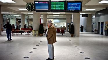Un homme attend à la gare de Besançon Franche-Comté TGV, le 12 décembre 2011.