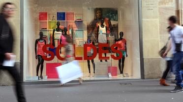 54 %des Français prévoient de dépenser au moins 100 euros pendant les soldes d'été. [THOMAS SAMSON / AFP]