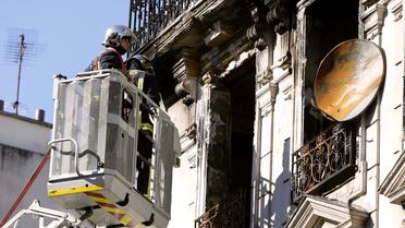 Le 9 septembre, à Saint-Denis, les pompiers luttent contre le feu qui pris dans un bâtiment insalubre.