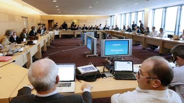 Vue générale de la dernière séance de négociations sur les dépassements d'honoraires le 23 octobre 2012.