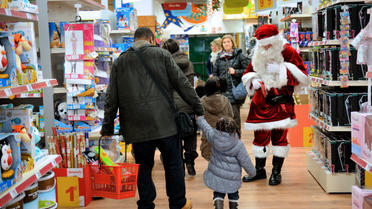 Un Père Noël fait le show dans un magasin de jouets, à Lille, le 15 décembre 2012. 