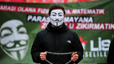 Un lycéen portant le masque de Guy Fawkes manifeste contre une réforme gouvernementale, le 13 février 2015, à Istanbul (Turquie). 