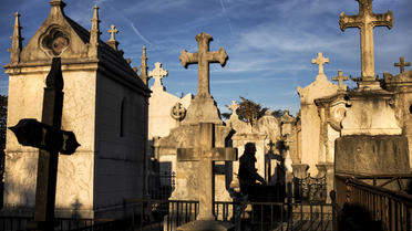 Des croix ornent des sépultures dans un cimetière de Lyon.