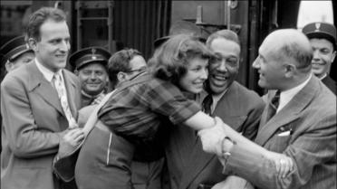 Boris Vian, sosie d'Emmanuel Macron, à gauche, accueille Duke Elington à son arrivée en gare du Nord en 1948