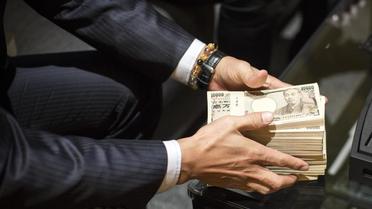 Les quelque 10 enveloppes contenaient plus de 1.000 billets, dont une majorité de billets de 10.000 yens. 