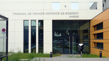 La première audience avait eu lieu le 24 juin 2017. Le tribunal aux pieds des pistes de l'aéroport de Roissy doit ouvrir officiellement le 26 octobre 2017.
