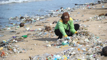 Une plage jonchée de déchets plastiques, en Indonésie, le 19 décembre 2017.
