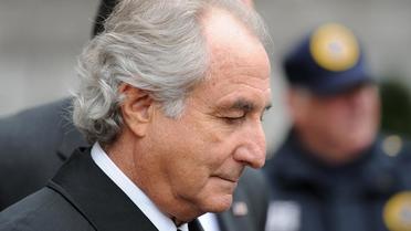 Bernard Madoff en 2009, au cours de son procès, durant lequel il a plaidé coupable, notamment de fraude et de blanchiment d'argent.
