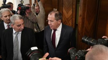 Le chef de la diplomatie russe Sergueï Lavrov avec des opposants syriens à Moscou, le 27 janvier 2017 [Alexander NEMENOV / AFP]