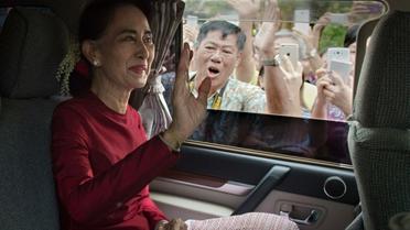 Aung San Suu Kyi en route pour le bureau de vote le 8 novembre 2015 à Rangoun [NICOLAS ASFOURI / AFP]