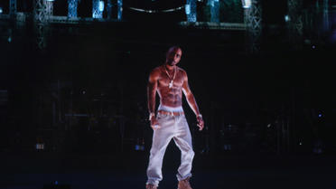 Un hologramme du rappeur américain Tupac projeté sur la scène du festival de musique de Coachella, en Californie