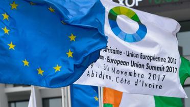 drapeau européen et celui annonçant le cinquième sommet Union européenne (UE) - Union africaine (UA), le 27 novembre à Abidjan [ISSOUF SANOGO / AFP]