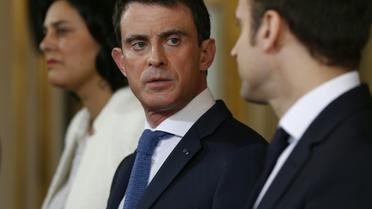 Le Premier ministre Manuel Valls entre les ministre du Travail Myriam El Khomri et de l'Economie Emmanuel Macron le 11 mars 2016 à Matignon  [THOMAS SAMSON / AFP]