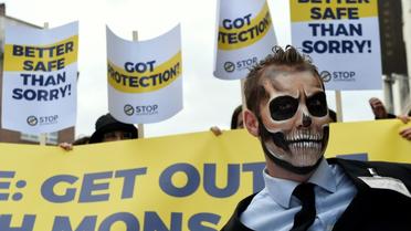 Des militants de "Stop Glyphosate" manifestent à Bruelles, le 25 octobre 207 [JOHN THYS / AFP]