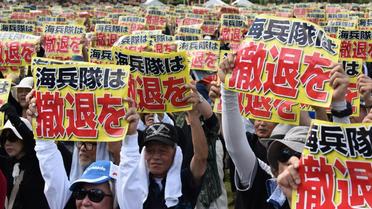 Des milliers de personnes manifestent sur l'île japonaise d'Okinawa contre la lourde présence militaire américaine, le 19 juin 2016 [TORU YAMANAKA / AFP]