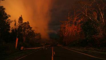 La lave sortant d'une fissure près du volcan Kilauea illumine la nuit hawaïenne, le 16 mai 2018 [MARIO TAMA / GETTY IMAGES NORTH AMERICA/AFP]