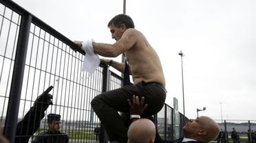 Le vice-président d'Air France en charge des ressources humaines Xavier Broseta, sans chemise arrachée par des grévistes, à Roissy le 5 octobre 2015 [KENZO TRIBOUILLARD / AFP/Archives]