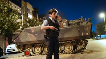 Police et armée déployées le 16 juillet 2016 à Istanbul [Bulent KILIC / AFP]