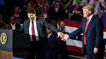Le candidat républicain dans la 12e circonscription de l'Ohio, Troy Balderson, reçoit le soutien du président américain Donald Trump lors d'un meeting de campagne au Lewis Center, le 4 août 2018  [MANDEL NGAN / AFP/Archives]