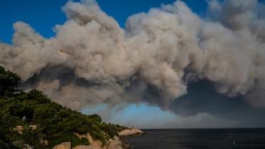 Trois Canadair de la Sécurité civile survolent des panaches de fumée, le 4 août 2020 à La Couronne, près de Marseille où un violent incendie ravage plusieurs centaines d'hectares de végétation [Xavier LEOTY / AFP]
