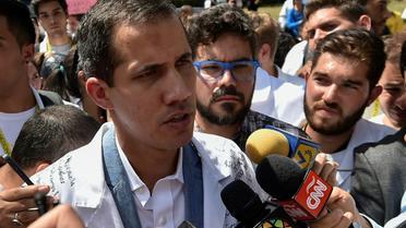 Le chef de file de l'opposition et président autoproclamé du Venezuela, Juan Guaido, répond à des journalistes lors d'une manifestation contre le gouvernement de Nicolas Maduro, à Caracas, le 30 janvier 2019 [Luis ROBAYO                   / AFP]