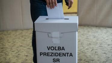Une personne dépose son bulletin de vote lors de l'élection présidentielle, le 16 mars 2019 à Bratislava, en Slovaquie [VLADIMIR SIMICEK / AFP]