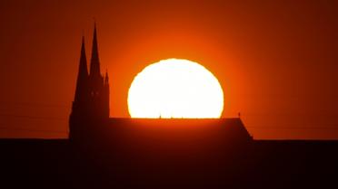 Coucher de soleil sur la cathédrale Notre Dame de Chartres, le 14 mai 2020 [JEAN-FRANCOIS MONIER              / AFP]