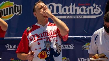 L'Américain Joey Chesnut a remporté pour la 14e fois le traditionnel concours international Nathan's de mangeurs de hot dogs. 