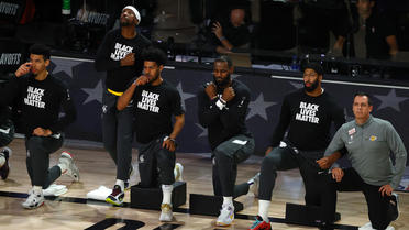LeBron James et ses partenaires des Lakers posent un genou à terre pour lutter contre le racisme et les violences policières aux Etats-Unis.