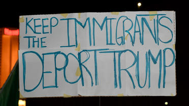 Sur une pancarte est écrit «Gardez les immigrants, expulsez Trump» lors d'une manifestation anti-Trump à Las Vegas (Nevada).