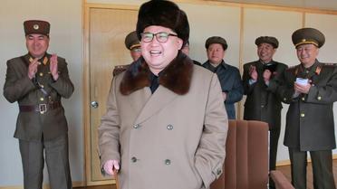 Photographie non datée transmise par l'agence de presse officielle nord-coréenne le 2 avril 2016 montrant le chef d'Etat Kim Jong-Un (c) inspectant un test de lancement d'un nouveau type de missile [KCNA / KCNA VIA KNS/AFP/Archives]