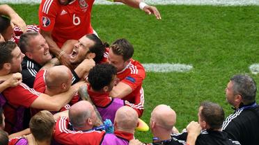 Gareth Bale exulte avec ses coéquipiers après son but pour le Pays de Galles face à la Slovaquie, le 11 juin 2016 à Lens [MEHDI FEDOUACH / AFP]