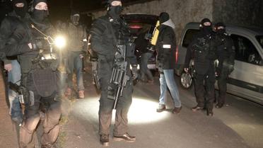 Des membres du Raid et la police judiciaire lors de l'opération franco-espagnole contre ETA à Louhossoa, près de Bayonne dans les Pyrénées-Atlantiques, le 16 décembre 2016 [IROZ GAIZKA / STR/AFP]