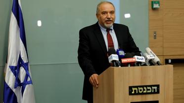 Le ministre israélien de la Défense, Avigdor Lieberman, annonçant sa démission lors d'une conférence de presse, le 14 novembre 2018 à Jérusalem [Menahem KAHANA / AFP]