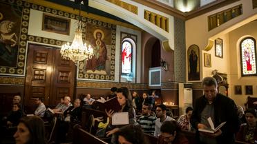 Des coptes d'Egypte prient dans une église orthodoxe, le 14 avril 2017 au Caire [KHALED DESOUKI / AFP]