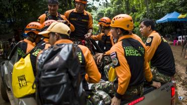 Des secouristes thaïlandais, près de la grotte Tham Luang où sont bloqués 12 enfants et leur entraineur de football, le 6 juillet 201 à Mae Sai [YE AUNG THU / AFP]