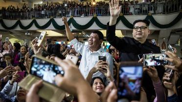Un sosie du président philippin Rodrigo Duterte et celui du numéro-un nord-coréen Kim Jong Un ont suscité étonnement et stupeur lors d'un service religieux à Hong Kong, le 3 février 2019. [ISAAC LAWRENCE / AFP]