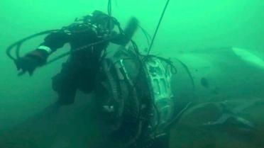 Photo fournie le 28 décembre 2016 par les autorités russes d'un plongeur récupérant des débris du Tupolev qui s'est abimé en mer Noire au large de Sotchi [HO / RUSSIAN EMERGENCY MINISTRY/AFP]