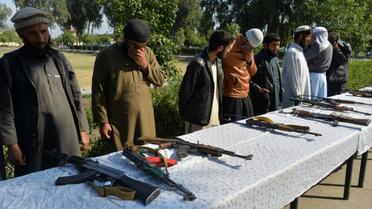 D'anciens talibans rendent les armes lors d'une cérémonie le 1er mars 2020 à  Jalalabad [NOORULLAH SHIRZADA / AFP]