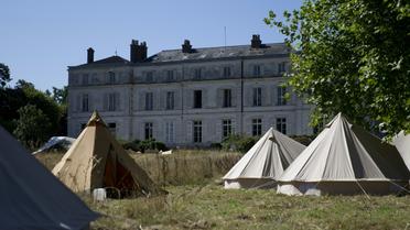 Des tentes devant le château de Millemont, dans les Yvelines, le 21 août 2015 [KENZO TRIBOUILLARD / AFP]