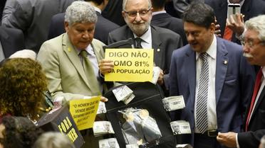 Des parlementaires de l'opposition brésilienne protestent bruyamment au sein même de l'hémicycle contre le président Michel Temer à Brasilia, le 2 août 2017 [EVARISTO SA / AFP]