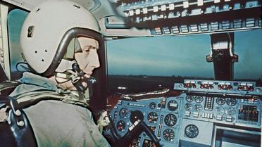 André Turcat, le 1er juin 1969 dans le cockpit du premier Concorde [STF / AFP/Archives]