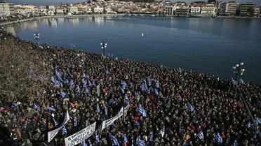Des milliers de Grecs manifestent contre les migrants dans le port de Mytilene à Lesbos, le 22 janvier 2020.