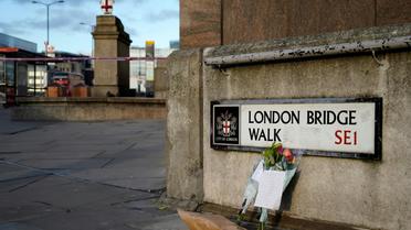 Des bouquets le 30 novembre 2019 près du London Bridge où un repris de justice jihadiste a tué à coups de couteau deux personnes à Londres  [Niklas HALLE'N / AFP/Archives]